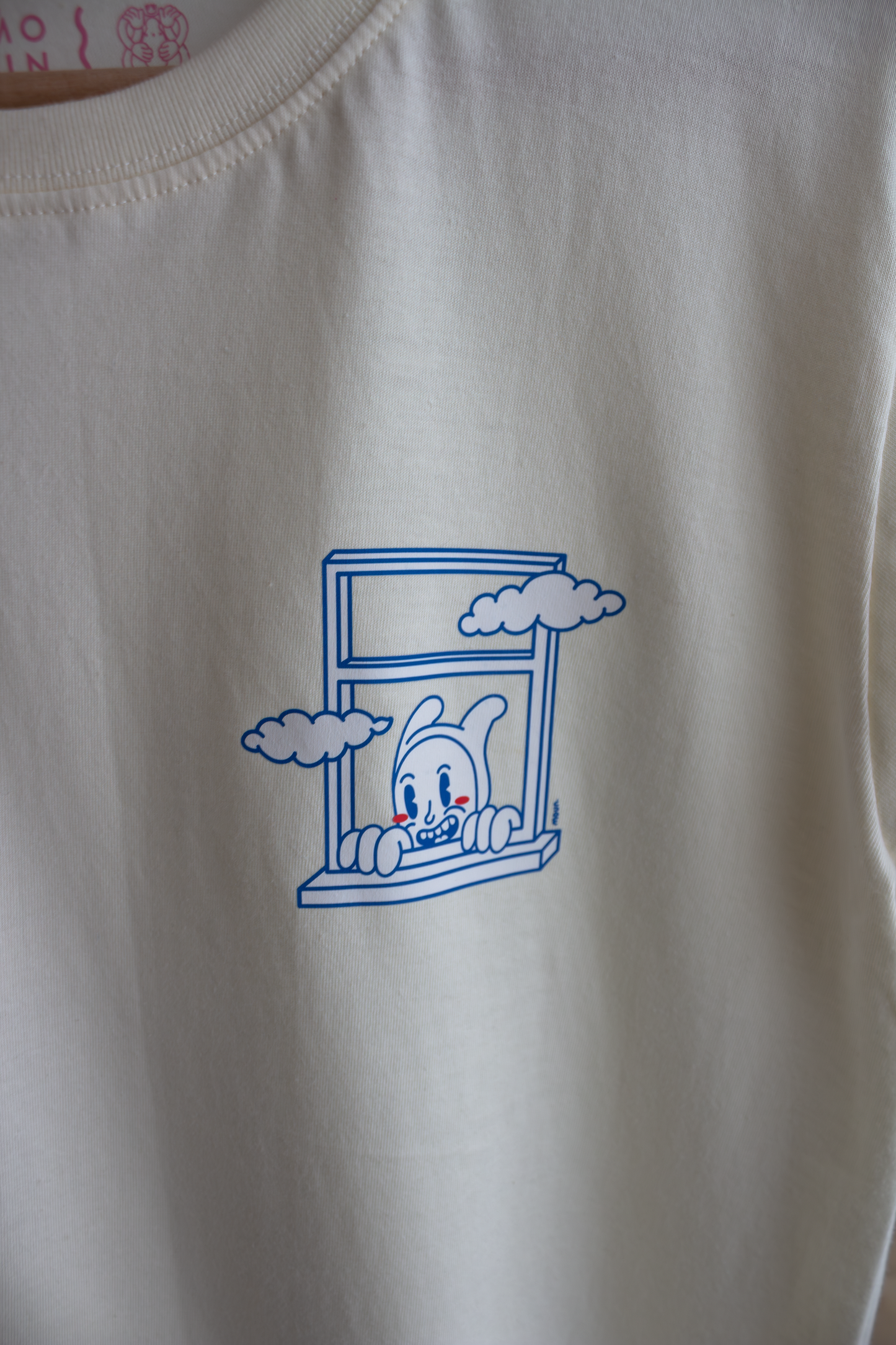 Camiseta Ilustrada "Wiggly is watching"