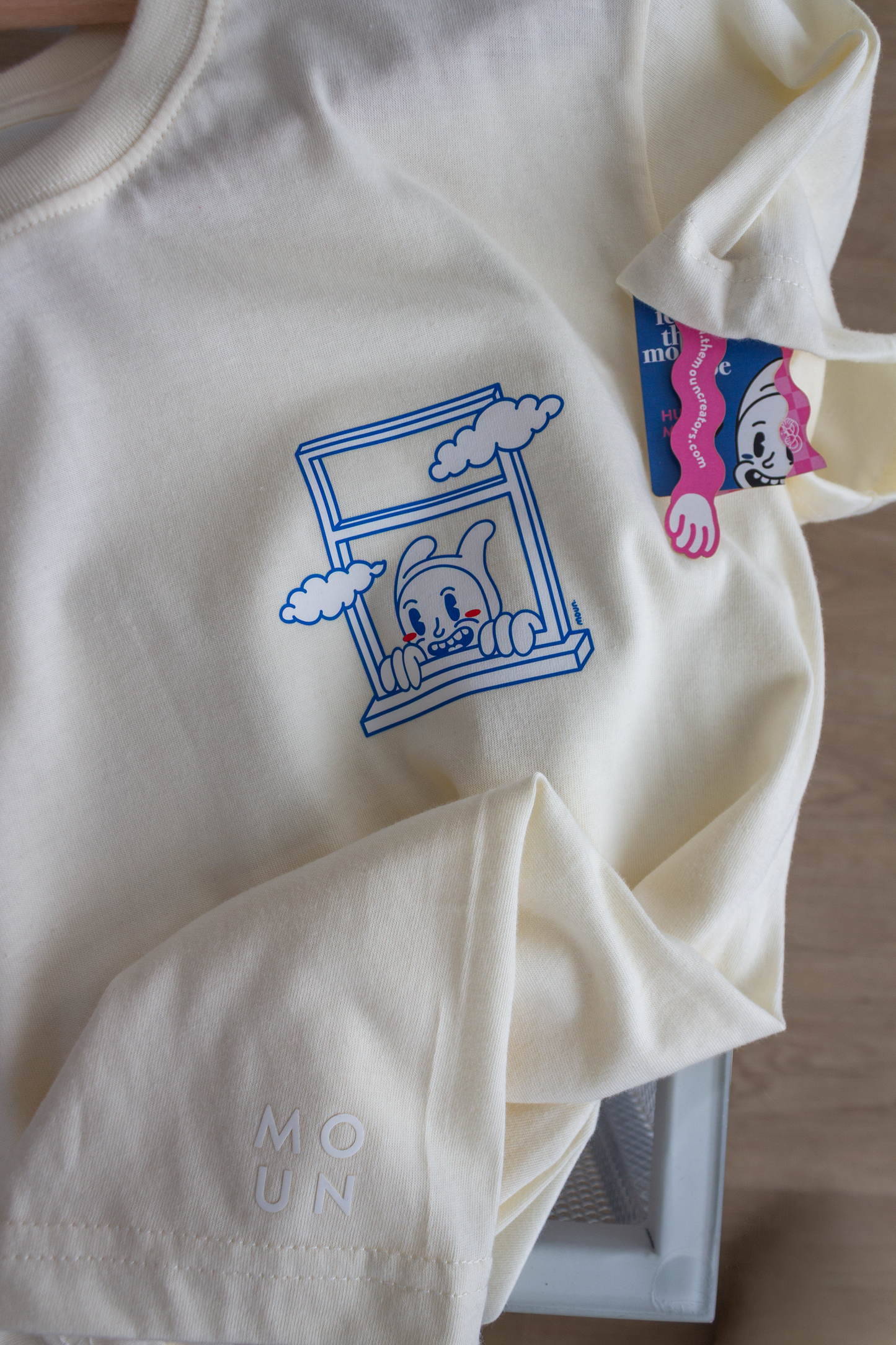 Camiseta Ilustrada "Wiggly is watching"